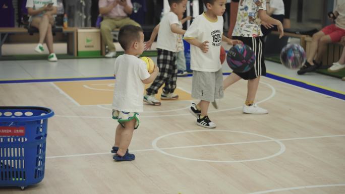 商场亲子儿童拍皮球篮球