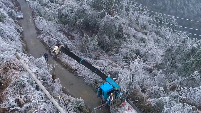 山村冰灾雪灾损坏电力设施电力工人抢修电路
