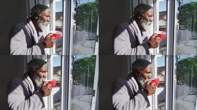 老人喝着咖啡，看着窗外