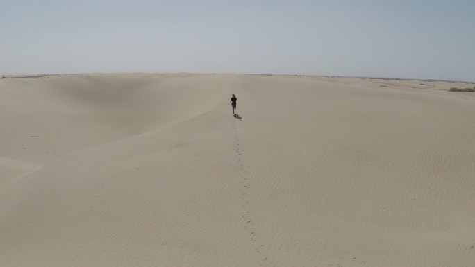 沙漠背包客徒步航拍