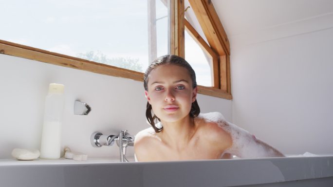 女人在浴缸里微笑的肖像