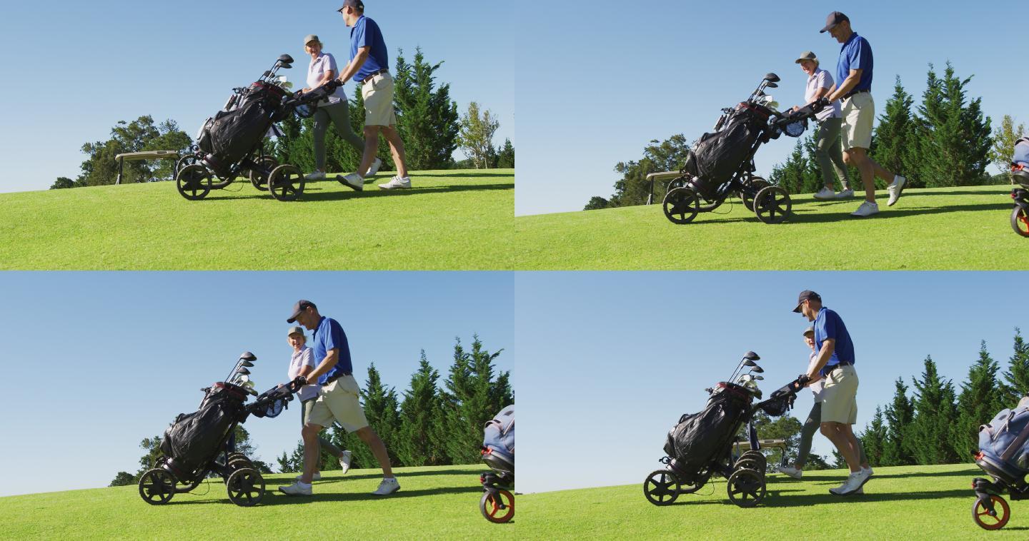 在一个阳光明媚的日子里，一对白种老年夫妇带着他们的高尔夫球袋在高尔夫球场散步