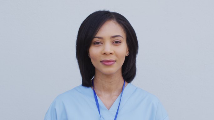 女性卫生工作者在白色背景下微笑的肖像