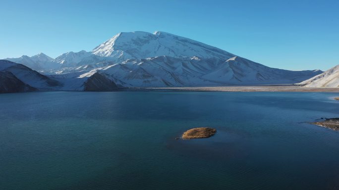 原创 新疆壮丽湖泊慕士塔格雪峰自然风光