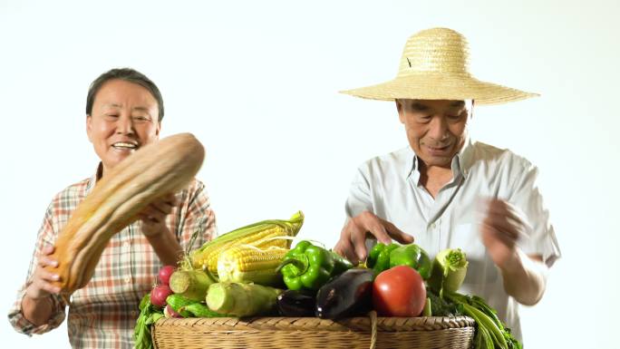 老年农民夫妇展示自家蔬菜