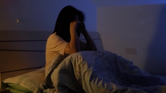 失眠夜晚翻来覆去睡不着辗转反侧视频素材