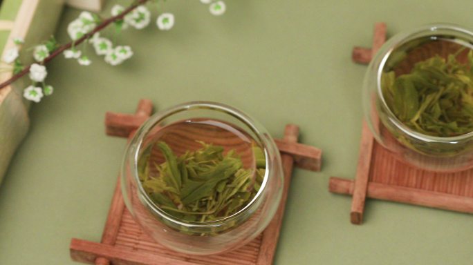 青团与茶特写茶点清明传统美食糯米团子