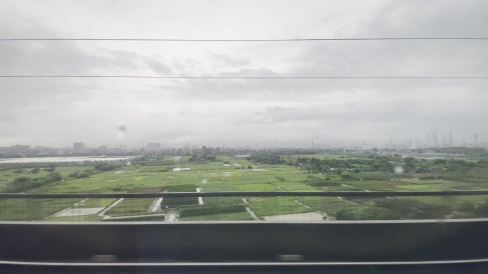 坐高铁火车沿途风景旅途列车车窗外雨天风景