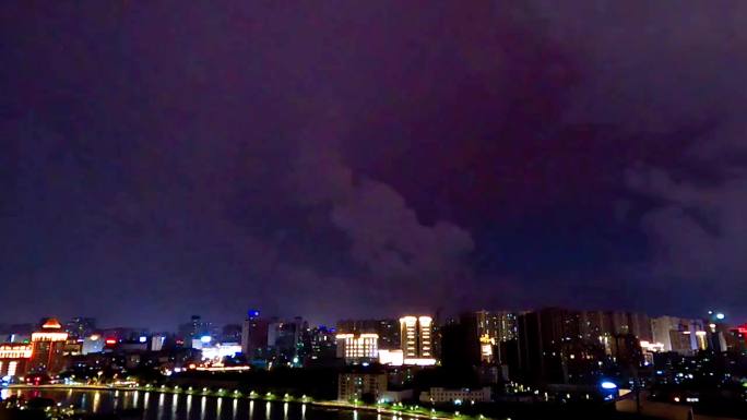 雷暴来袭闪电频发，闪电如蛛网般布满夜空