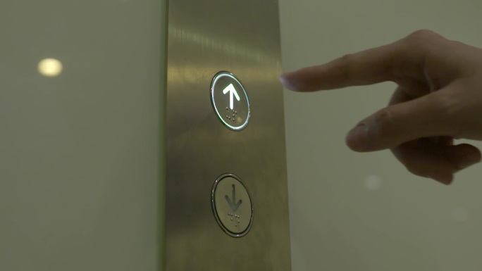 女商人办公大楼商务酒店按电梯特写手指按钮