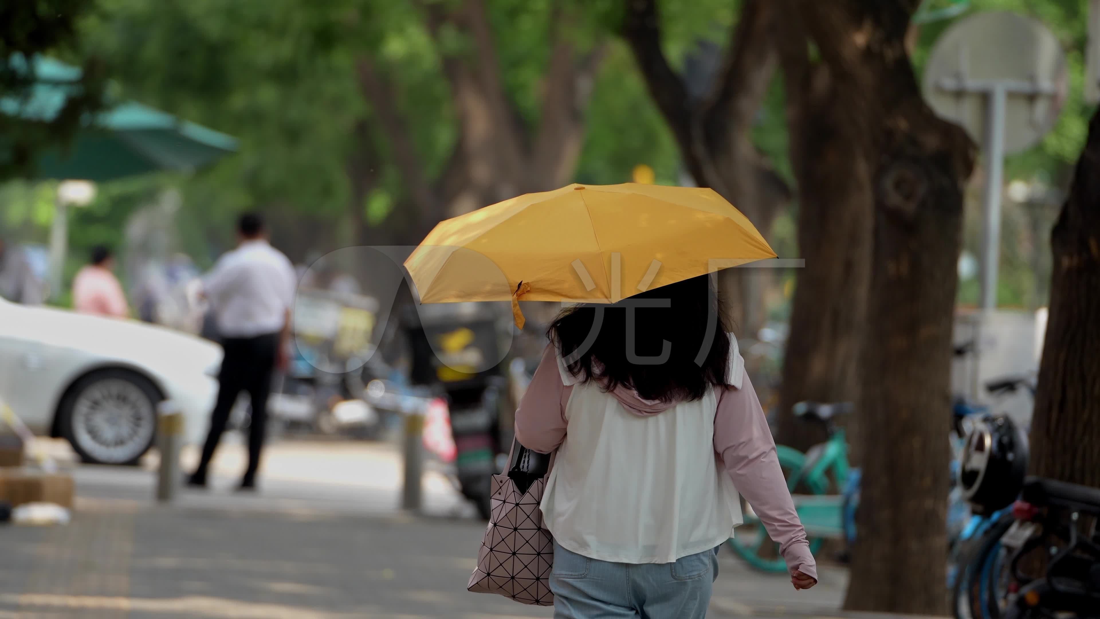 下雨打伞场景卡通素材下载