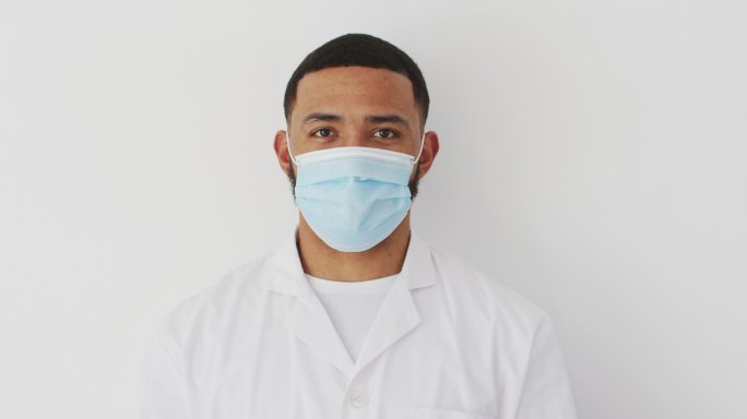 戴面罩的男性卫生工作者，背景为白色