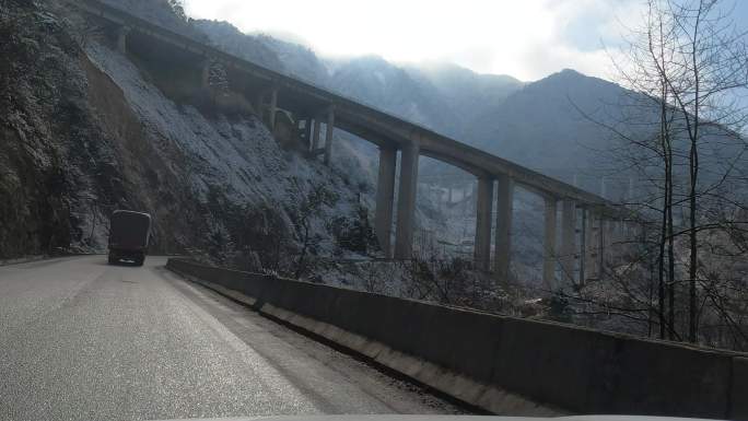 川藏区积雪高架桥