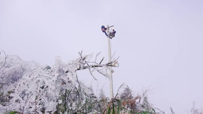 山村冰灾雪灾损坏电力设施电力工人抢修电路