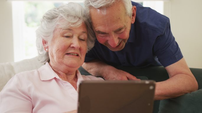 老白人夫妇微笑着老年生活老伴情侣