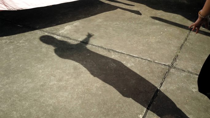 在天台练习舞蹈的女孩 影子 升格