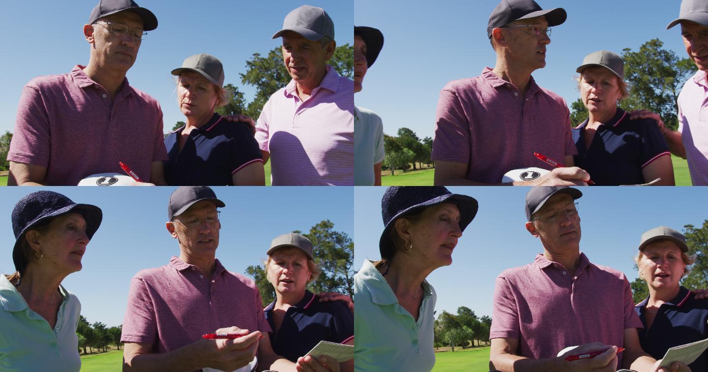 白种老夫妇在高尔夫球场的记分卡上讨论和写高尔夫得分