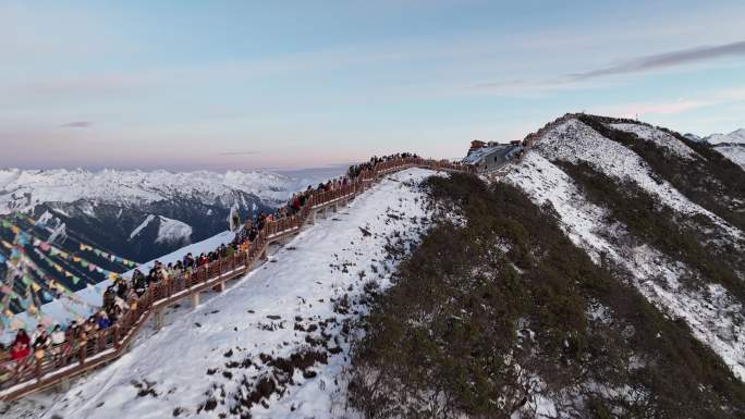 高清航拍达瓦更扎雪山，栈道雪山，日出前