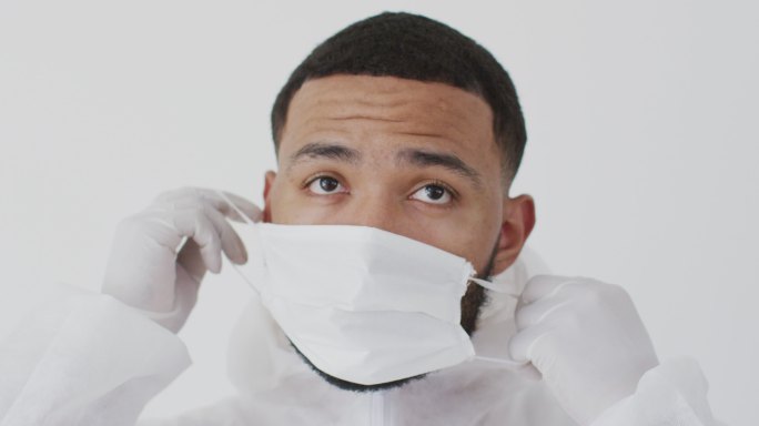 男性卫生工作者戴着面罩，背景为白色
