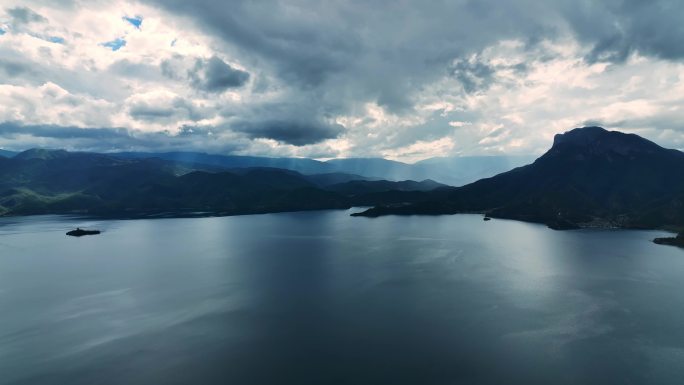 航拍暴雨前的泸沽湖