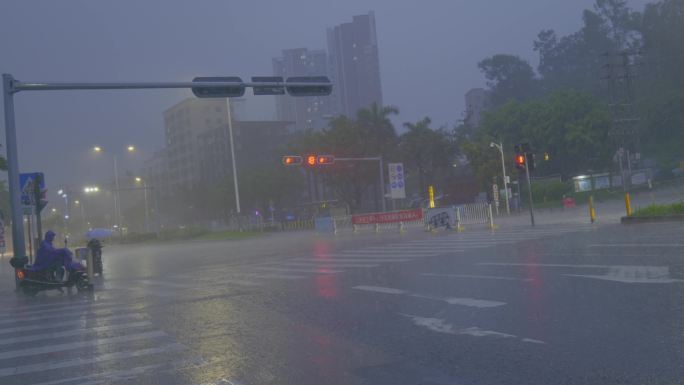 城市下雨红绿灯路口