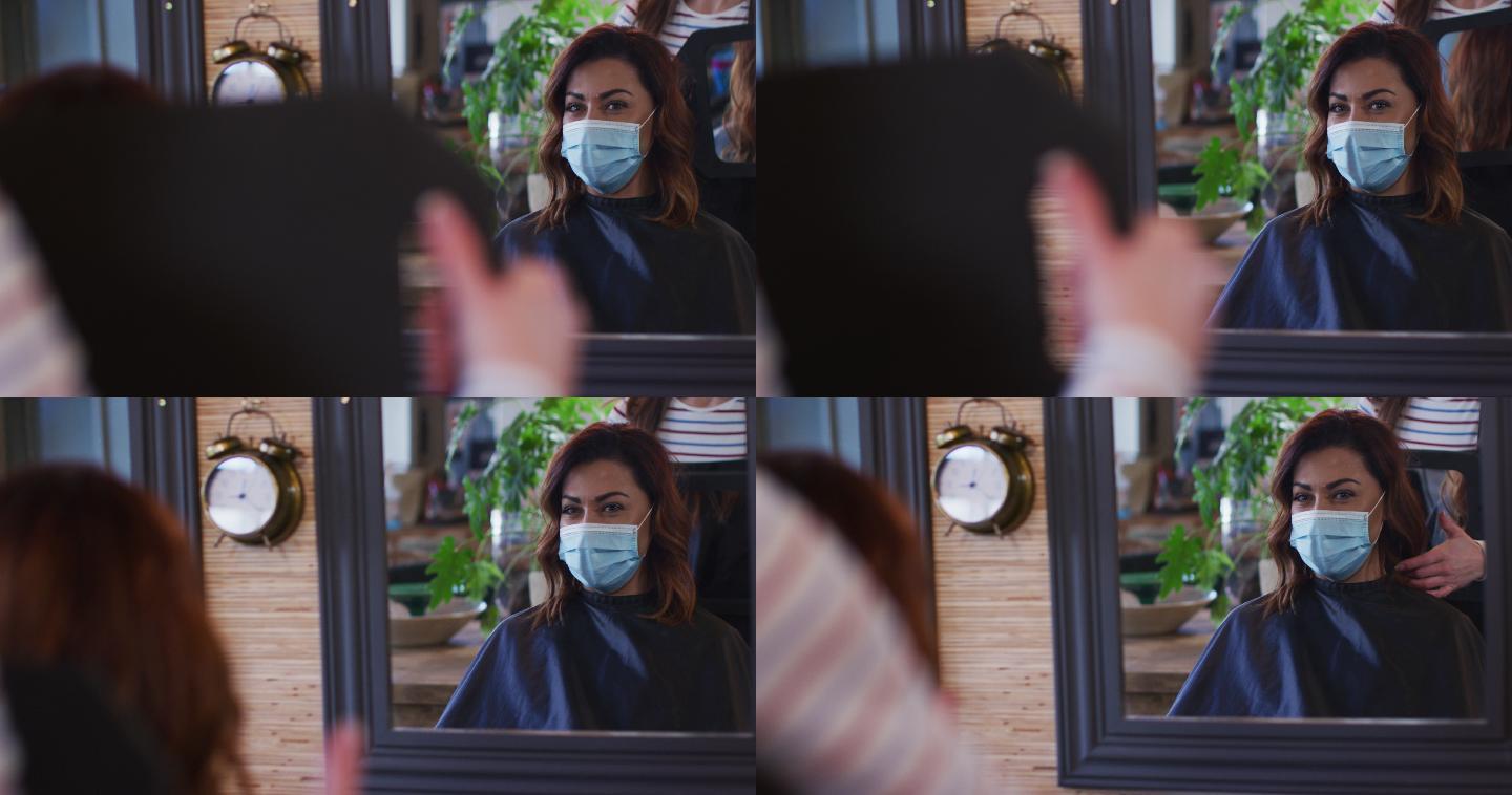 女理发师用镜子向女顾客展示自己的发型