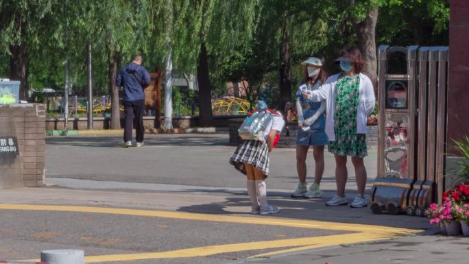 小学生早晨上学老师测温