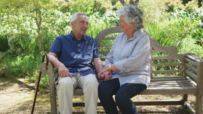 快乐的老白人夫妇在花园里