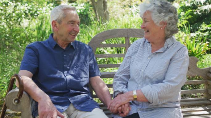 快乐的老白人夫妇在花园里
