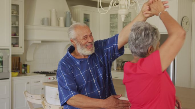 非裔美国老年夫妇一起呆在家里。