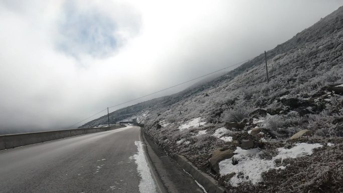 藏区高原积雪公路