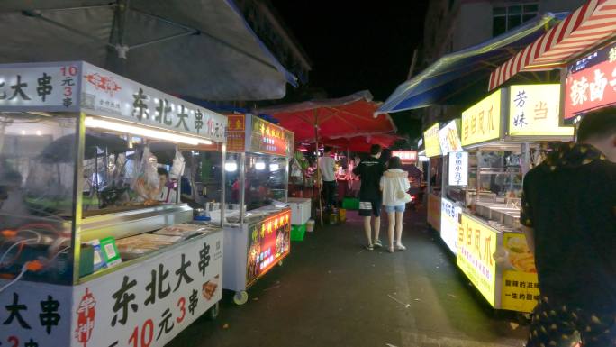 四川成都温江区柳浪湾街夜市夜景