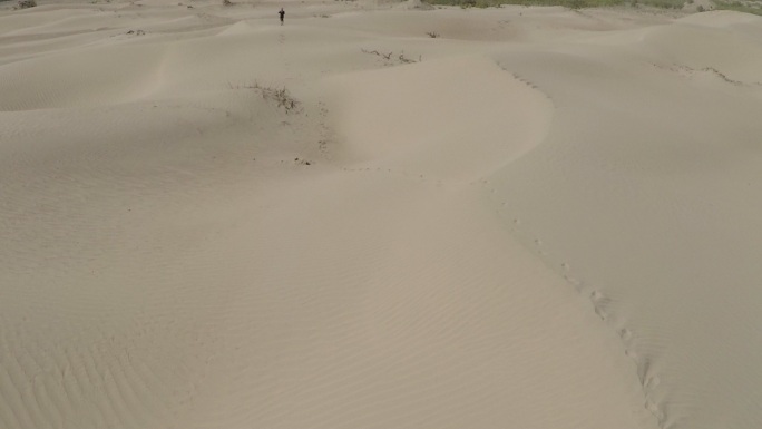 徒步沙漠的人航拍沙漠环境恶化风沙