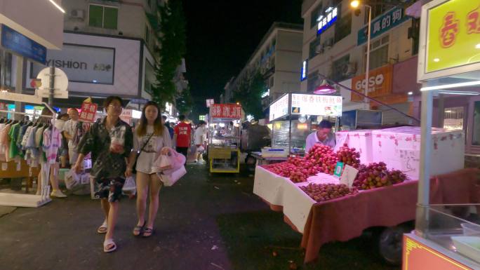 四川成都温江区柳浪湾街夜市夜景