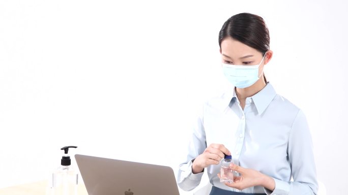 女人使用洗手液特写