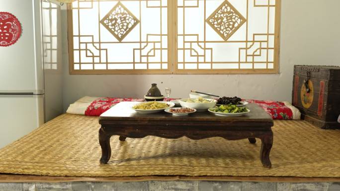 炕桌上的饭菜中式古风饭桌古代酒席木雕窗格