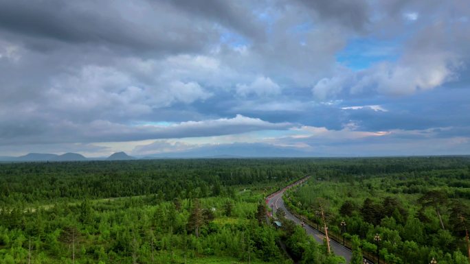 花海面向大山 延时 流云 变幻莫测