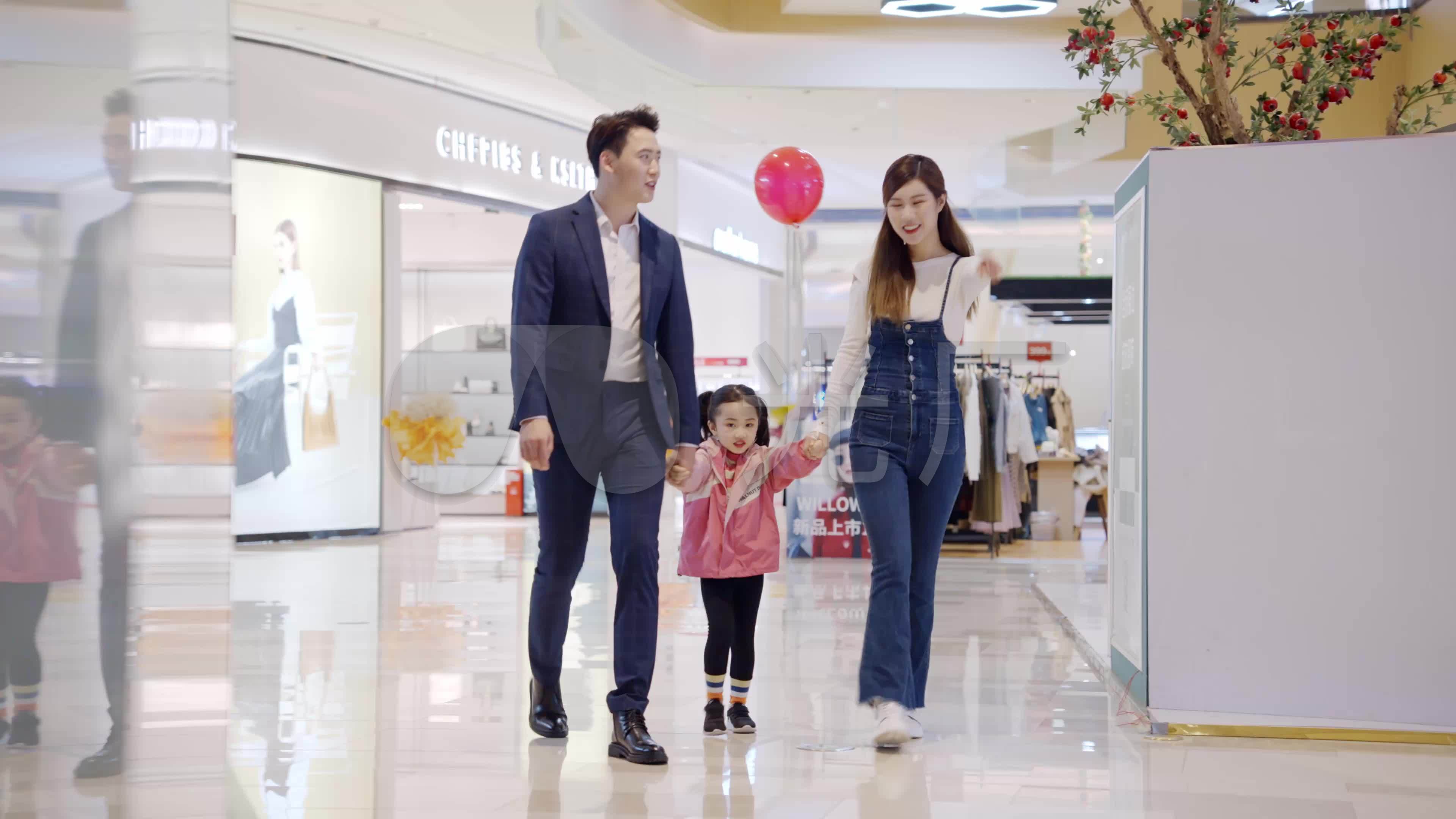 快乐家庭逛街购物-蓝牛仔影像-中国原创广告影像素材