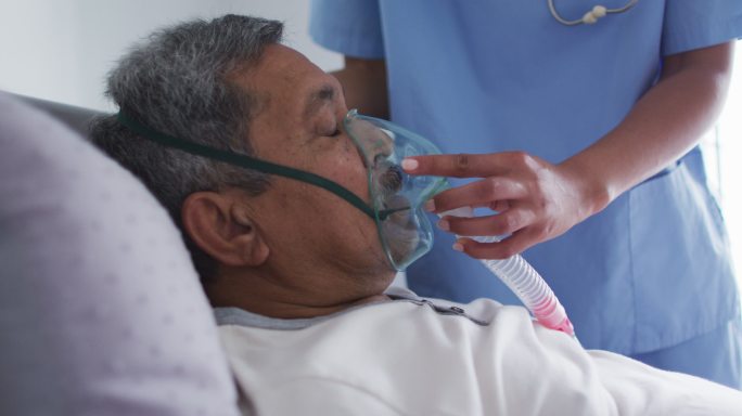 混血女医生协助家中卧床使用呼吸机的老人