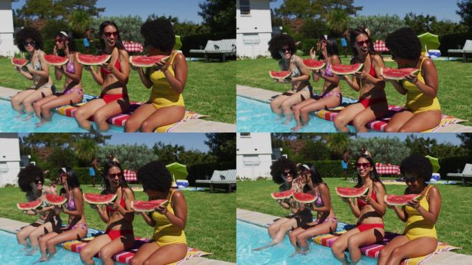 形形色色的女性朋友坐在泳池边吃着西瓜聊天