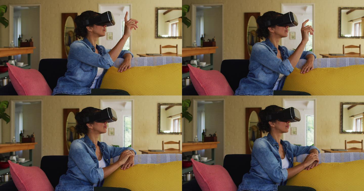 一个白人女人戴着虚拟现实头盔，坐在家里的沙发上