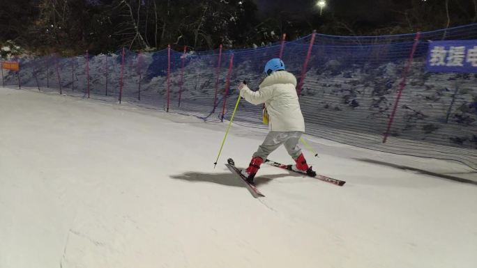 新手在滑雪场滑雪 吉林滑雪场