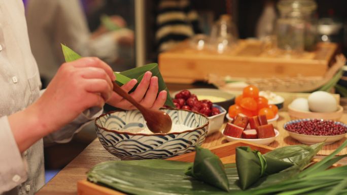 包粽子与食材特写手工制作材料一位母亲