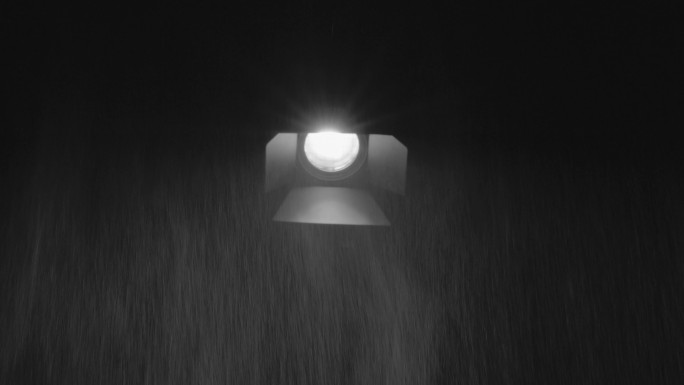 雨天下的探照灯光束光幕