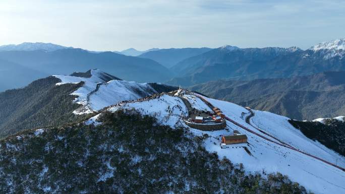 御三航拍雅安达瓦更扎山顶，清晨薄雾