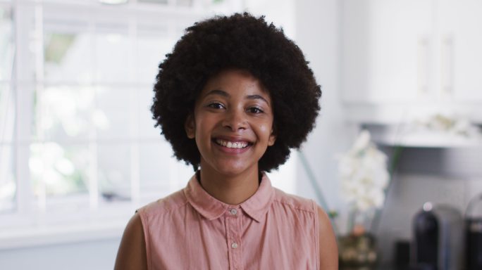 非裔美国妇女在家厨房微笑的肖像