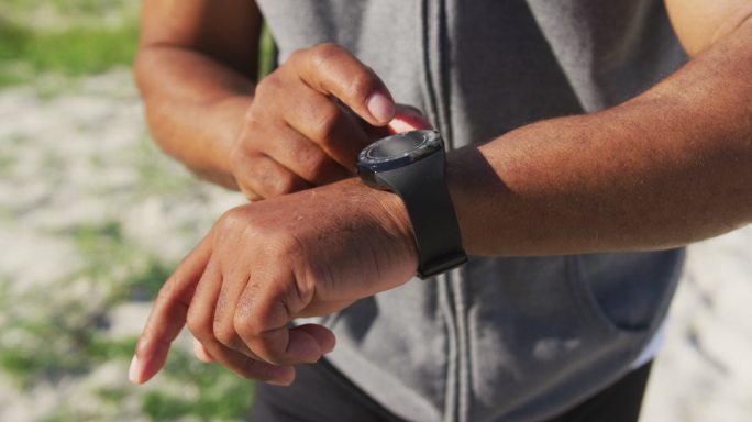 老非裔美国人用智能手表锻炼一边听音乐