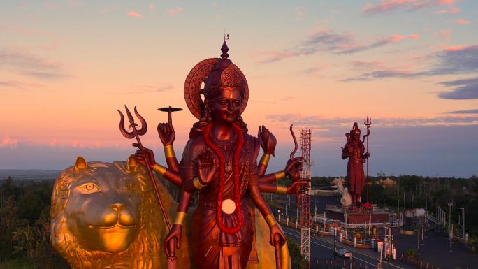 夕阳下雄伟的印度神像