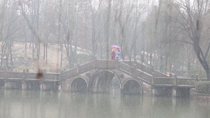江南浙江诸暨西施故里冬天下雨石桥女孩雨伞