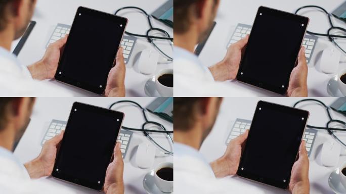 白人男医生正在用平板电脑进行视频电话咨询
